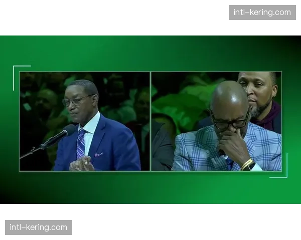 狂热队在中场为球队名宿举行了球衣退役仪式