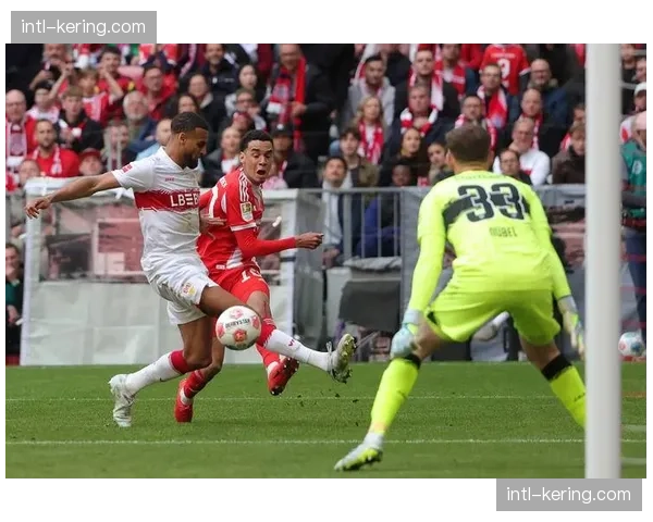 拜仁vs斯图加特：菲里希首开纪录，穆西亚拉助攻格雷罗迅速扳平