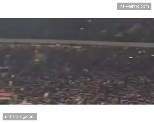 终场哨响，圣保利球员跪地掩面：主场平局未能逃离降级区